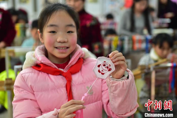 圖為一名小學(xué)生繡制的2022年北京冬奧會(huì)吉祥物“冰墩墩”形象?！∮髟屏?攝