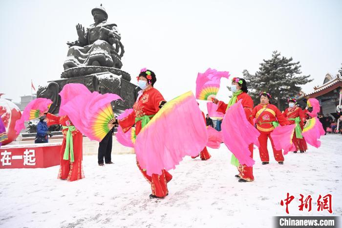 2月13日，秧歌隊(duì)在呼和浩特市大召?gòu)V場(chǎng)雪中起舞?！⑽娜A 攝
