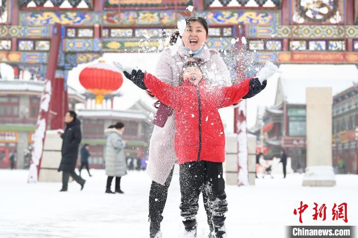 2月13日，家長(zhǎng)與小朋友在呼和浩特市大召?gòu)V場(chǎng)享雪趣?！⑽娜A 攝