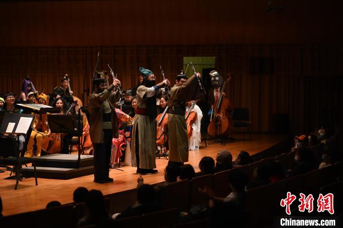 圖為“劉備、關(guān)羽、張飛”亮相音樂會。　西安交響樂團供圖