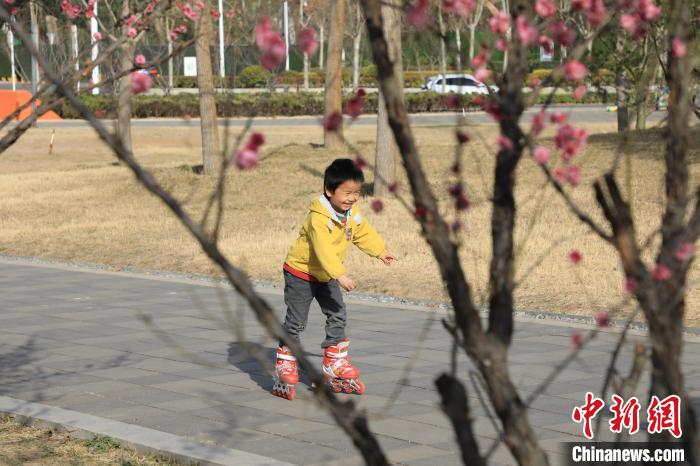 小朋友公園里玩耍。　鄧小強 攝