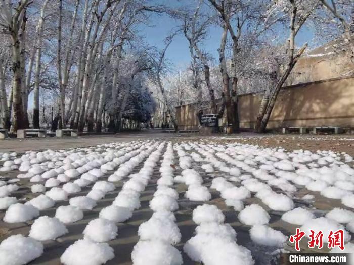 圖為春雪過后的莫高窟美不勝收?！≈鼙笕?攝