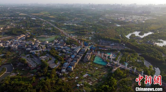 航拍正在建設中的成都至自貢高速鐵路成都段。　劉忠俊 攝