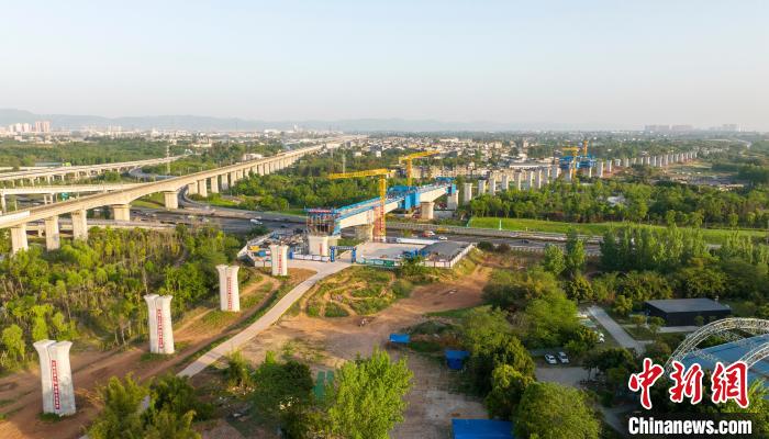 航拍正在建設的成都至自貢高速鐵路跨成都繞城高速公路連續(xù)梁施工現(xiàn)場?！⒅铱?攝