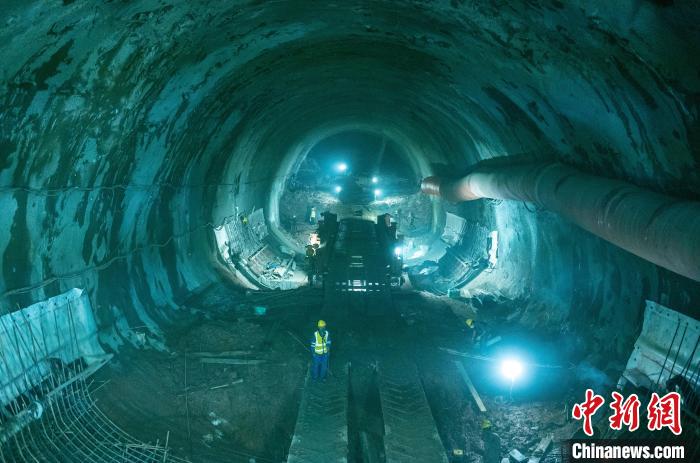 正在掘進中的龍泉山1號隧道?！⒅铱?攝