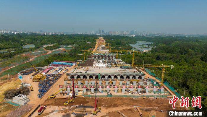 加緊施工建設的天府站多線橋。　劉忠俊 攝