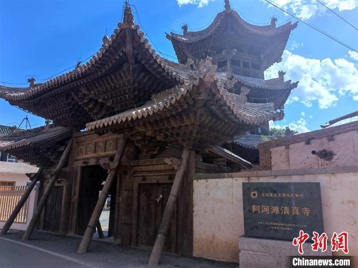 圖為集漢、藏、伊斯蘭風(fēng)格于一體的700年歷史的全國重點保護文物——阿河灘清真寺。　張海雯 攝