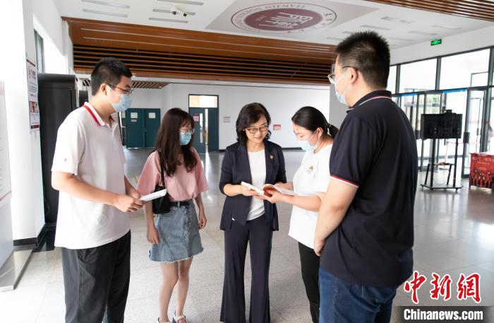 天津師范大學跨文化與世界文學研究院院長、教授郝嵐為同學們解答問題?！⊥踉谟?攝