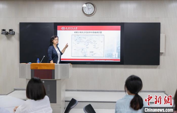 天津師范大學跨文化與世界文學研究院院長、教授郝嵐正在為同學們上課。　王在御 攝