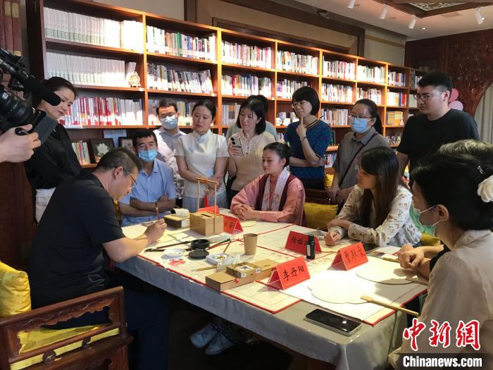 9月14日，“月動(dòng)臨秋扇”中華傳統(tǒng)文化沉浸式體驗(yàn)活動(dòng)在北京紀(jì)曉嵐故居舉辦。 陳建新 攝 陳建新 攝