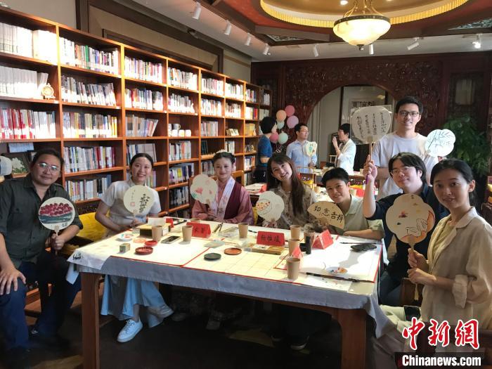 9月14日，“月動(dòng)臨秋扇”中華傳統(tǒng)文化沉浸式體驗(yàn)活動(dòng)在北京紀(jì)曉嵐故居舉辦。陳建新 攝 陳建新 攝