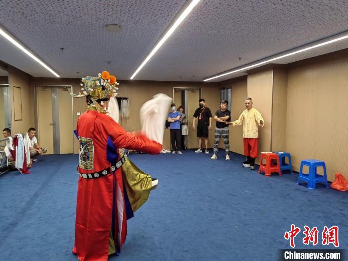 “天下第一團”正在進行練習。　昆山市文體廣電和旅游局供圖