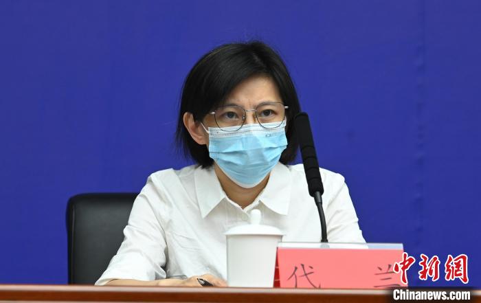 成都市經信局總工程師代蘭?！“苍?攝