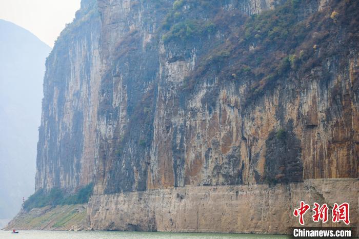 圖為瞿塘峽兩岸壯麗景致?！×簹J卿 攝