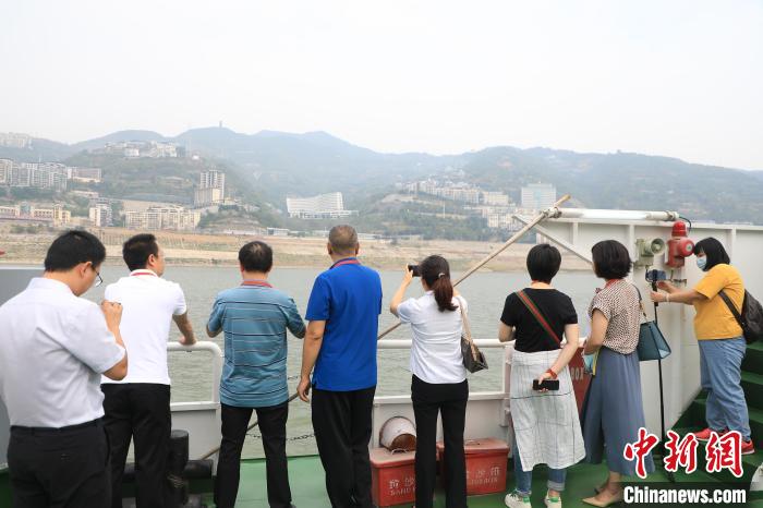 重慶市政協(xié)“同心聚力巴渝行”主題采訪團15日走進奉節(jié)，了解當(dāng)?shù)卣f(xié)委員護江成效?！×簹J卿 攝