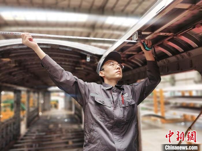 王漢卿在安裝車頂二次骨架吊。　受訪者供圖