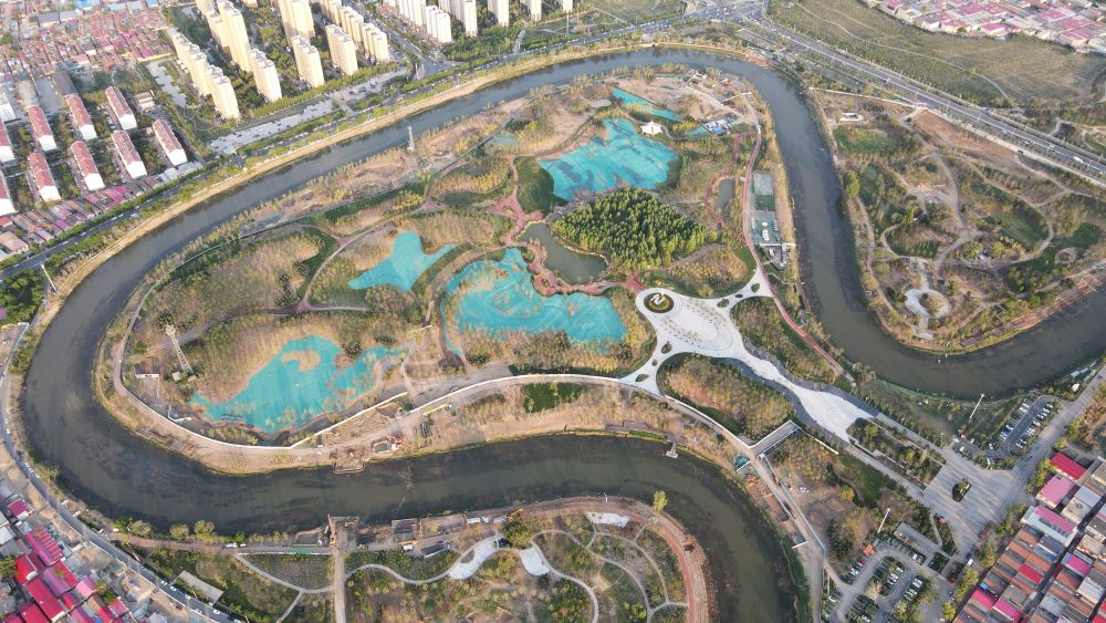 　圖為4月30日拍攝的河北滄州市區(qū)的大運(yùn)河“Ω”形河道。新華社發(fā)(傅新春 攝)