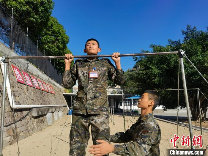 新兵尤云龍正在進(jìn)行器械訓(xùn)練。　馬濤 攝
