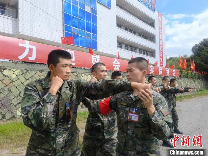 新兵尤云龍(左)不斷向一名合格軍人蛻變。　陳淼 攝