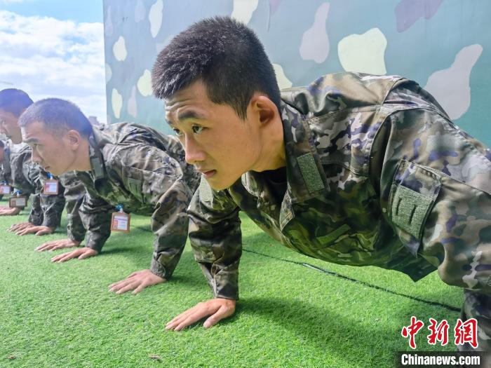 尤云龍正在和戰(zhàn)友進(jìn)行體能訓(xùn)練?！×志杆?攝