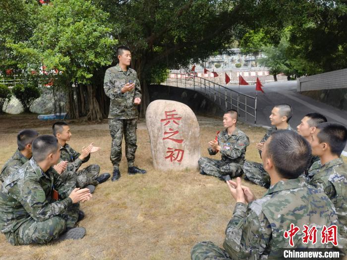 尤云龍為戰(zhàn)友講述父輩保家衛(wèi)國(guó)的故事?！＄姛樋?攝