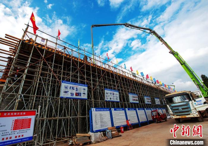 圖為渝昆高鐵云南段境內(nèi)首座大橋連續(xù)梁混凝土澆筑施工現(xiàn)場?！『螀矽i 攝