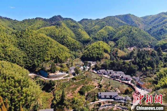 航拍江西井岡山市神山村，青山環(huán)繞，風(fēng)景秀美?！⒘?攝