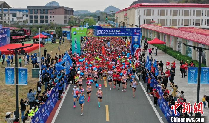 2022年龍虎山半程馬拉松鳴槍開跑。　劉志琨 攝