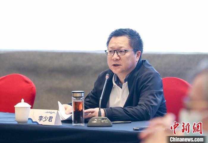 《詩刊》社主編李少君發(fā)言?！∠计挚h融媒體中心 供圖