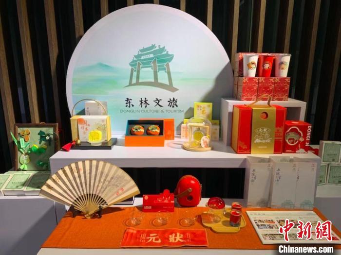 發(fā)展論壇現(xiàn)場展出的無錫城市文創(chuàng)作品?！O權(quán) 攝