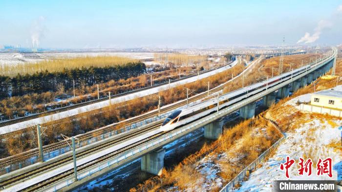 動(dòng)車組列車在運(yùn)行中。　哈鐵提供