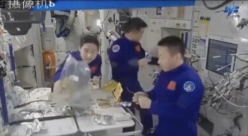 神舟十四號航天員在軌品嘗美食。圖片來源：中國載人航天工程辦公室官方微信