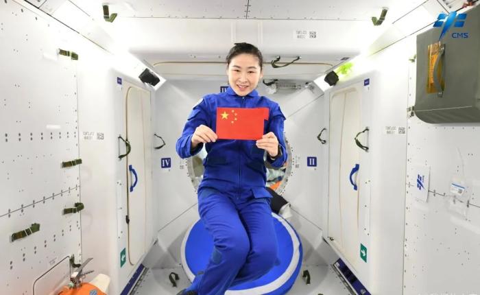 航天員劉洋背后是問天實(shí)驗(yàn)艙睡眠區(qū)。圖片來源：中國載人航天工程辦公室官方微信