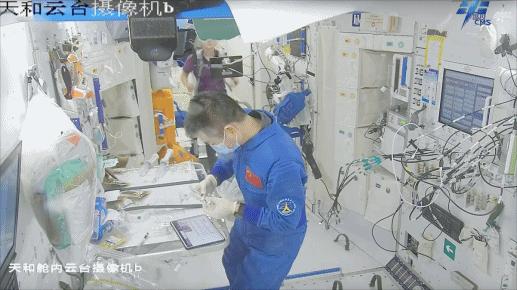 開展水樣微生物檢測。圖片來源：中國載人航天工程辦公室官方微信