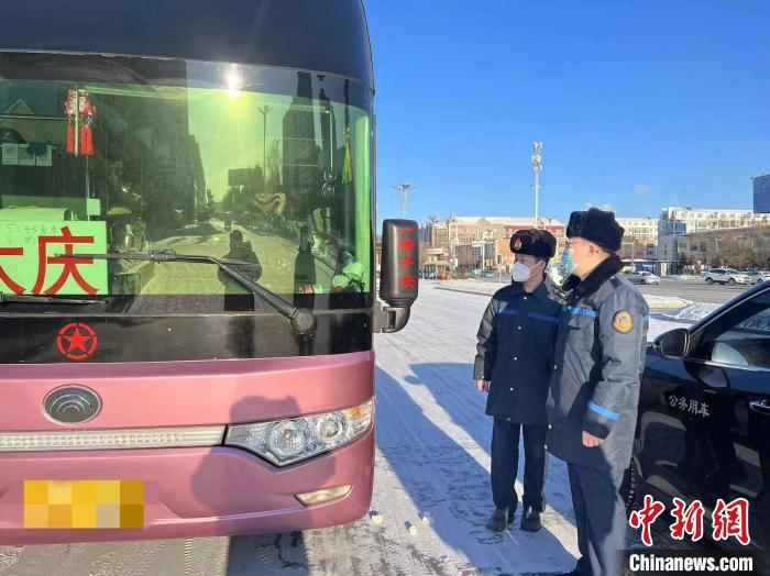 交通執(zhí)法人員檢查客運(yùn)車(chē)輛手續(xù)?！『邶埥〗煌ㄟ\(yùn)輸廳供圖
