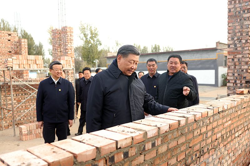 2023年11月10日，習近平總書記在河北保定涿州市刁窩鎮(zhèn)萬全莊村房屋重建施工現(xiàn)場考察。