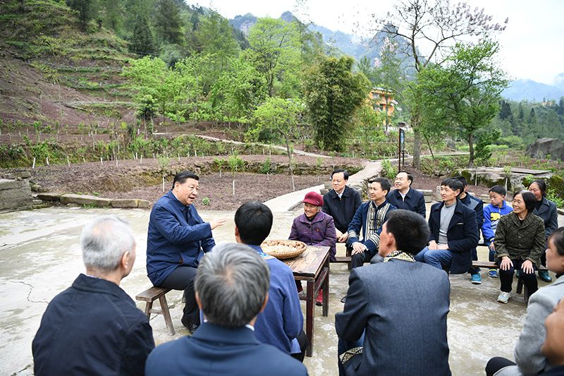 2019年4月15日，習近平總書記在重慶石柱土家族自治縣中益鄉(xiāng)華溪村同村民代表、基層干部、扶貧干部、鄉(xiāng)村醫(yī)生等圍坐在一起，共話脫貧攻堅。