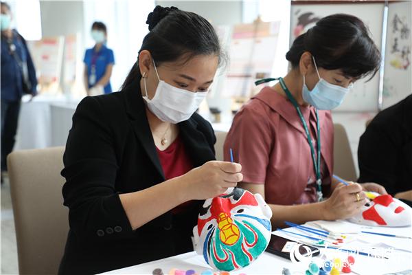 展覽會(huì)現(xiàn)場，泰國民眾體驗(yàn)畫臉譜。人民網(wǎng)記者 趙益普攝