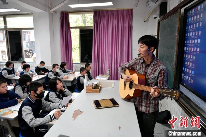 圖為3月16日，張家豪在福建福州延安中學(xué)教學(xué)。 <a target='_blank' href='/'><p  align=
