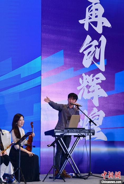 圖為3月9日，福建福州，張家豪(右)與林佳臻在臺(tái)上演出。 <a target='_blank' href='/'><p  align=