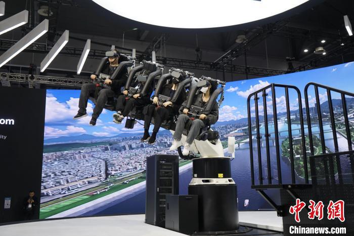 圖為觀眾在展會模擬體驗未來城市空中移動出行方式?！⑿?攝