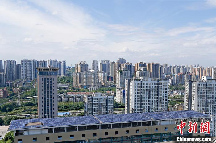 圖為輝騰能源在重慶市九龍坡區(qū)留學生創(chuàng)業(yè)園屋頂建設的光伏發(fā)電示范項目。　受訪企業(yè)供圖
