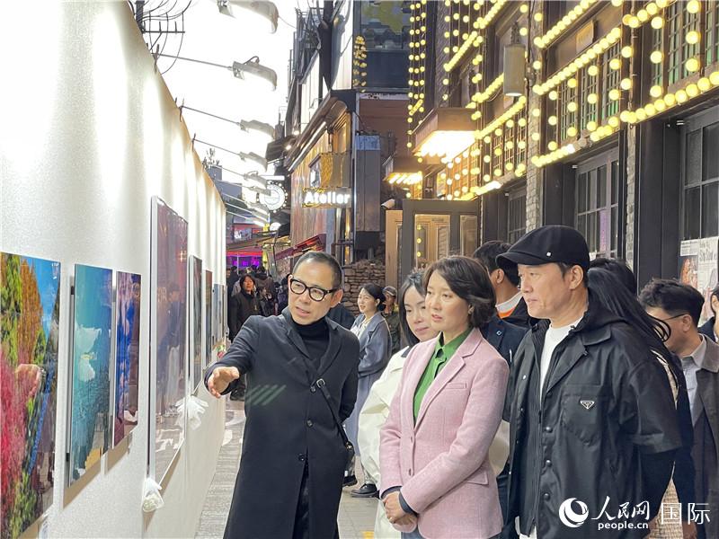 韓國中小風險企業(yè)部長官李永參觀梨泰院街頭藝術(shù)展。實習(xí)生 許鵬飛攝