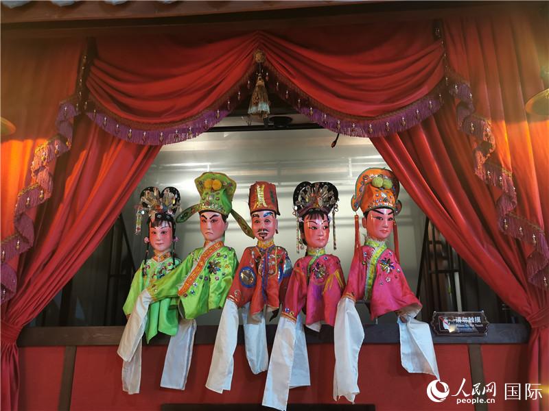 3D公仔戲臺(tái)。人民網(wǎng)記者 符園園攝