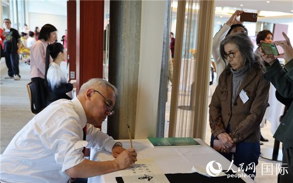 “聯(lián)合國中文日”慶?；顒?dòng)上進(jìn)行了書法等中國文化展示。人民網(wǎng)記者 尚凱元攝