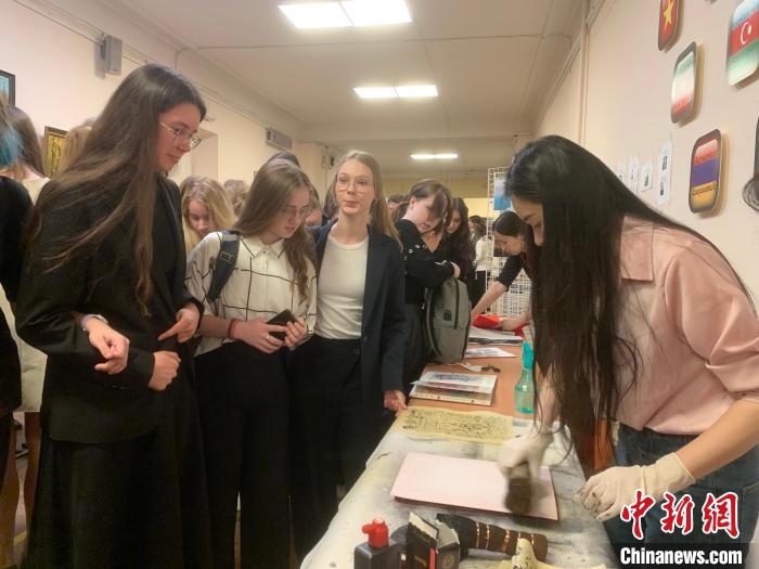 4月21日，莫斯科國立語言大學(xué)孔子學(xué)院附屬中學(xué)舉辦“國際中文日”活動，學(xué)生們體驗雕版印刷?！∧箍茋⒄Z言大學(xué)孔子學(xué)院 供圖