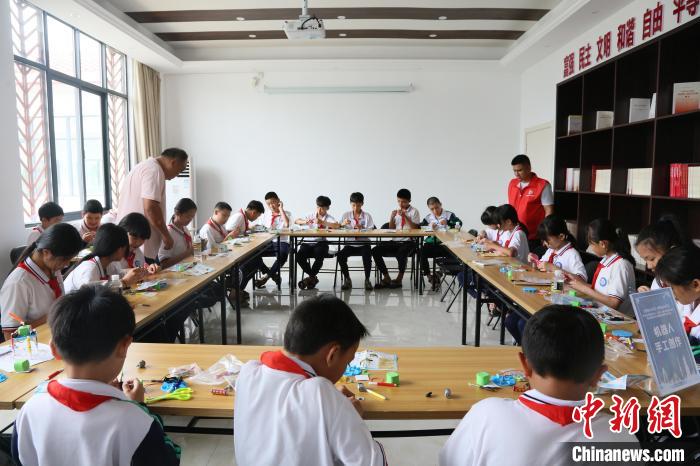 4月24日，中國航天日主題活動海南文昌分會場開展航天機器人手工創(chuàng)作體驗課?！》钊?攝