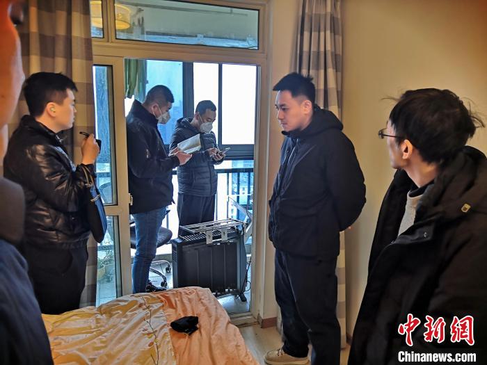 丹東市公安局民警抓捕犯罪嫌疑人，在其家中進行搜查。　丹東市公安局供圖