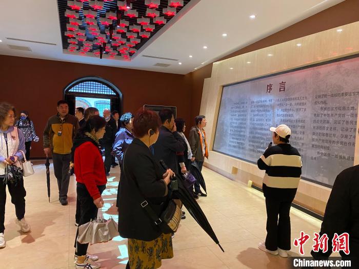 中共中央統(tǒng)戰(zhàn)部舊址里參觀者絡(luò)繹不絕。　李曉偉 攝