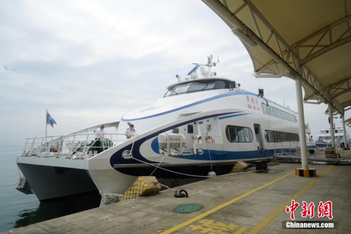 5月3日，“新捷安”輪載著157名乘客從廈門啟航前往金門，這是“新捷安”輪入列廈金航線后的首個(gè)航班。廈門海事局執(zhí)法人員對(duì)船舶進(jìn)行了全面的開航前檢查，確保首航安全?！靶陆莅病陛喛傞L(zhǎng)43米、船寬10.5米、型深3.61米，載客量350人，是現(xiàn)有廈金客運(yùn)航線參營(yíng)客船中載客定額最大的雙體穿浪高速客船，用以替換原有的“捷安”輪。福建海事 供圖